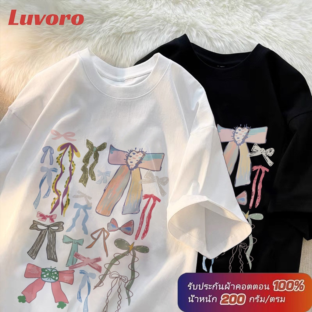 (Cotton 100%)โบว์พิมพ์บนเสื้อยืดสีดำและขาว น่ารักพิมพ์ลายที่คอเสื้อสำหรับทั้งผู้ชายและผู้หญิง ทำจากผ้าฝ้ายแท้ 100% C1347