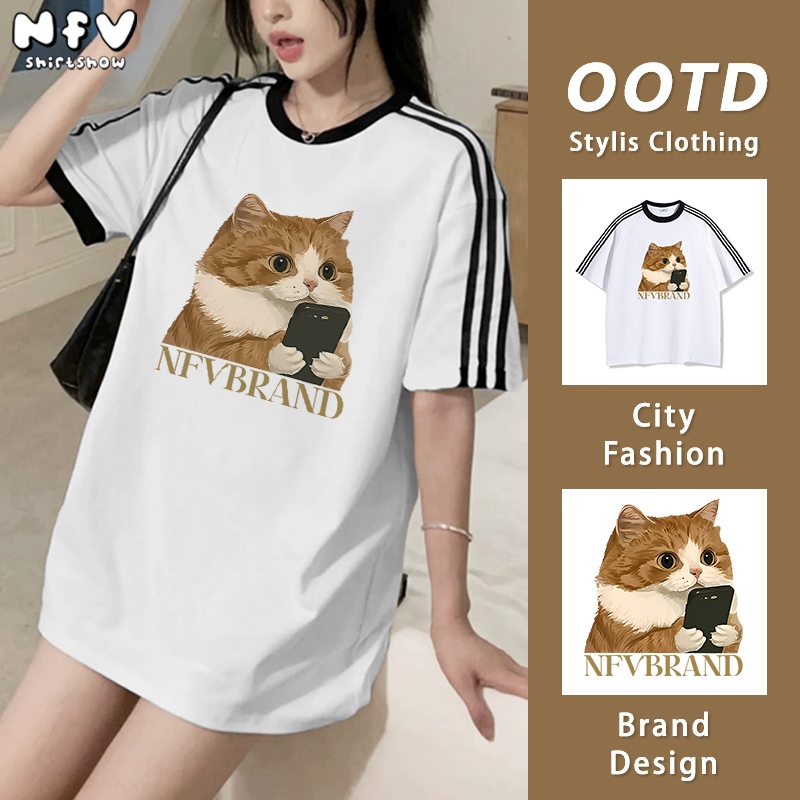 NFV เสื้อยืดคอกลมแขนสั้นลายข้าง 3 ขีด✨สไตล์เกาหลี ลายพิมพ์แมวน้อยกำลังดูโทรศัพท์ ระบายอากาศ YG2939