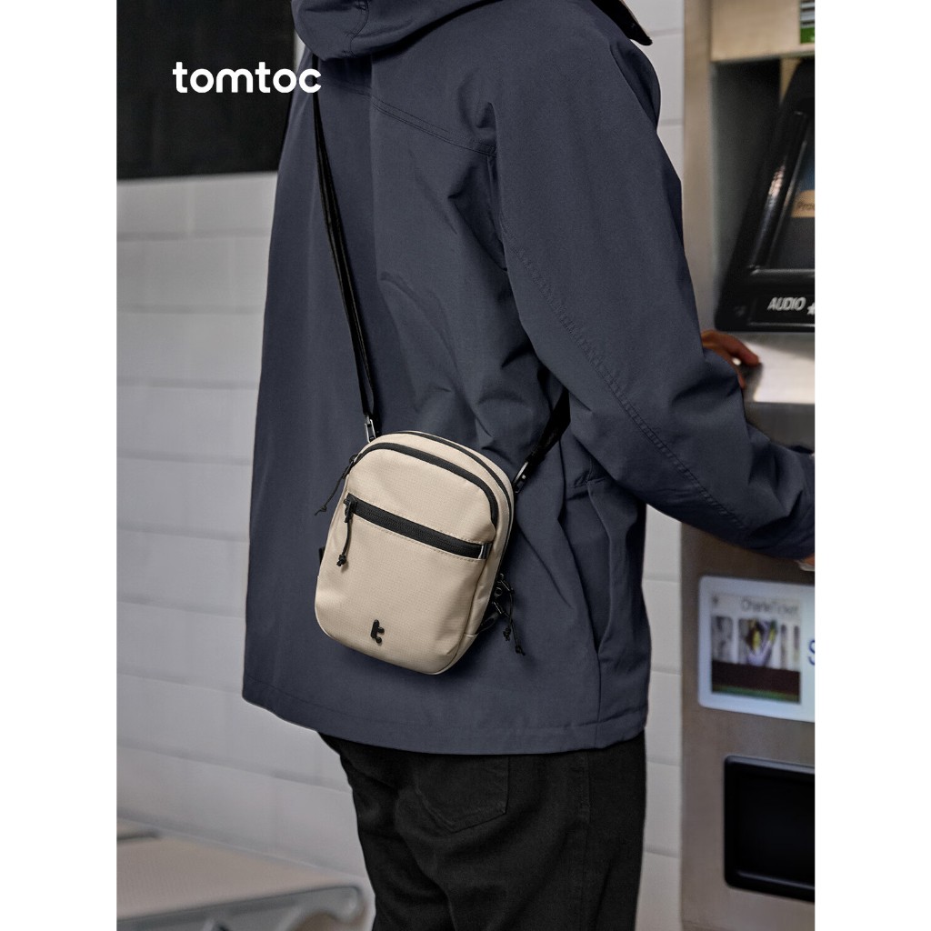 TOMTOC T37 แปรงป้องกันการโจรกรรม Messenger Bag 1.3L น้ําหนักเบาผู้ชายผู้หญิง Travel/Commuter กระเป๋า