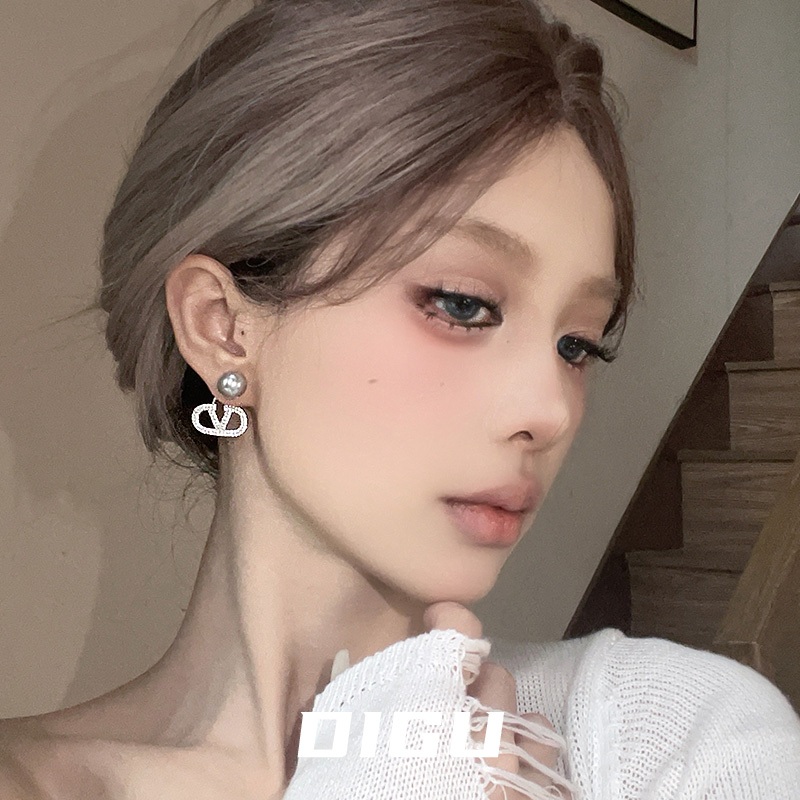 ต่างหูจี้ตัวอักษร เพชรมุกสีเทา หรูหราและคลาสสิก สำหรับทั้งด้านหน้าและด้านหลัง