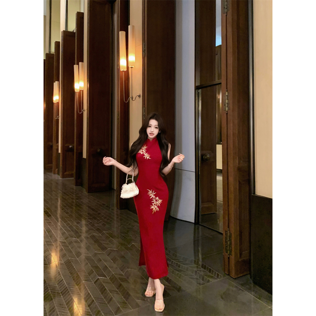 ชุดแซ็ทแขนกุดสีแดง ชุดเชิ้องซามแบบโมเดิร์นสำหรับผู้หญิง พร้อมกระโปรงเข้ารูป สไตล์จีนเซ็กซี่ เหมาะสำหรับงานปาร์ตี้และโอกาสพิเศษ - รูปที่ 3