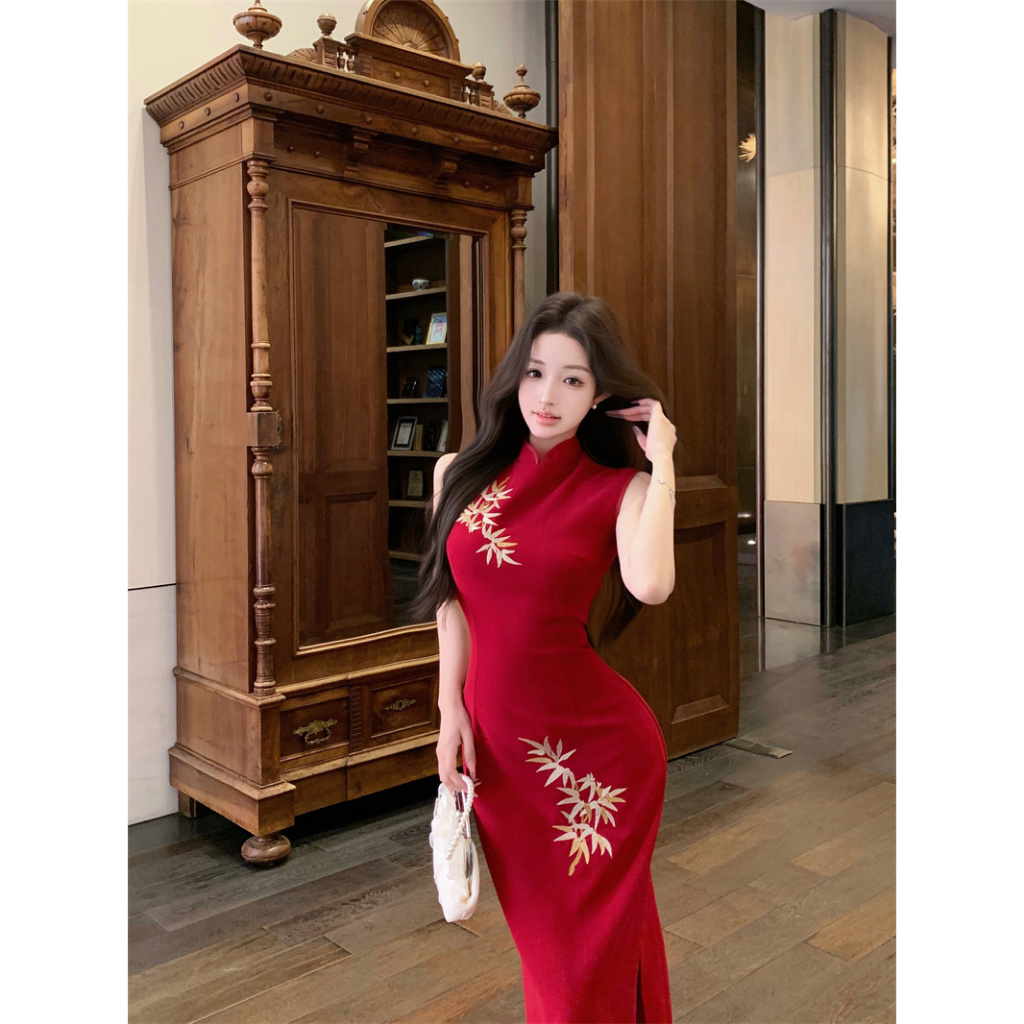 ชุดแซ็ทแขนกุดสีแดง ชุดเชิ้องซามแบบโมเดิร์นสำหรับผู้หญิง พร้อมกระโปรงเข้ารูป สไตล์จีนเซ็กซี่ เหมาะสำหรับงานปาร์ตี้และโอกาสพิเศษ - รูปที่ 2