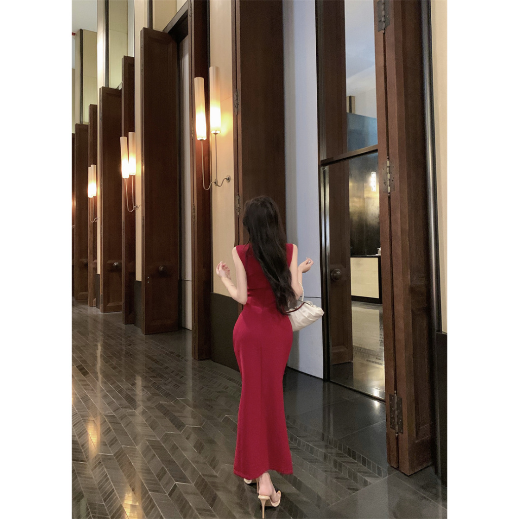 ชุดแซ็ทแขนกุดสีแดง ชุดเชิ้องซามแบบโมเดิร์นสำหรับผู้หญิง พร้อมกระโปรงเข้ารูป สไตล์จีนเซ็กซี่ เหมาะสำหรับงานปาร์ตี้และโอกาสพิเศษ - รูปที่ 4