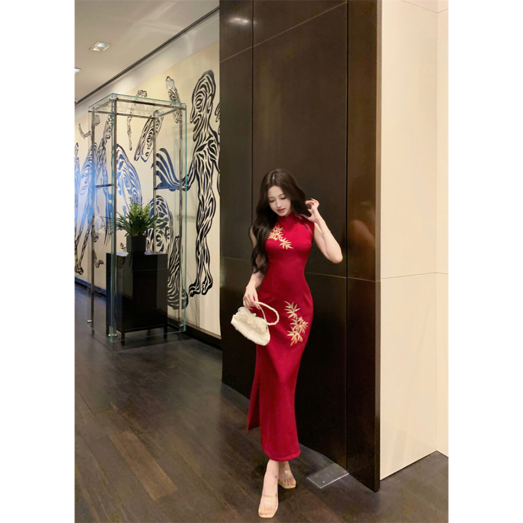 ชุดแซ็ทแขนกุดสีแดง ชุดเชิ้องซามแบบโมเดิร์นสำหรับผู้หญิง พร้อมกระโปรงเข้ารูป สไตล์จีนเซ็กซี่ เหมาะสำหรับงานปาร์ตี้และโอกาสพิเศษ - รูปที่ 5