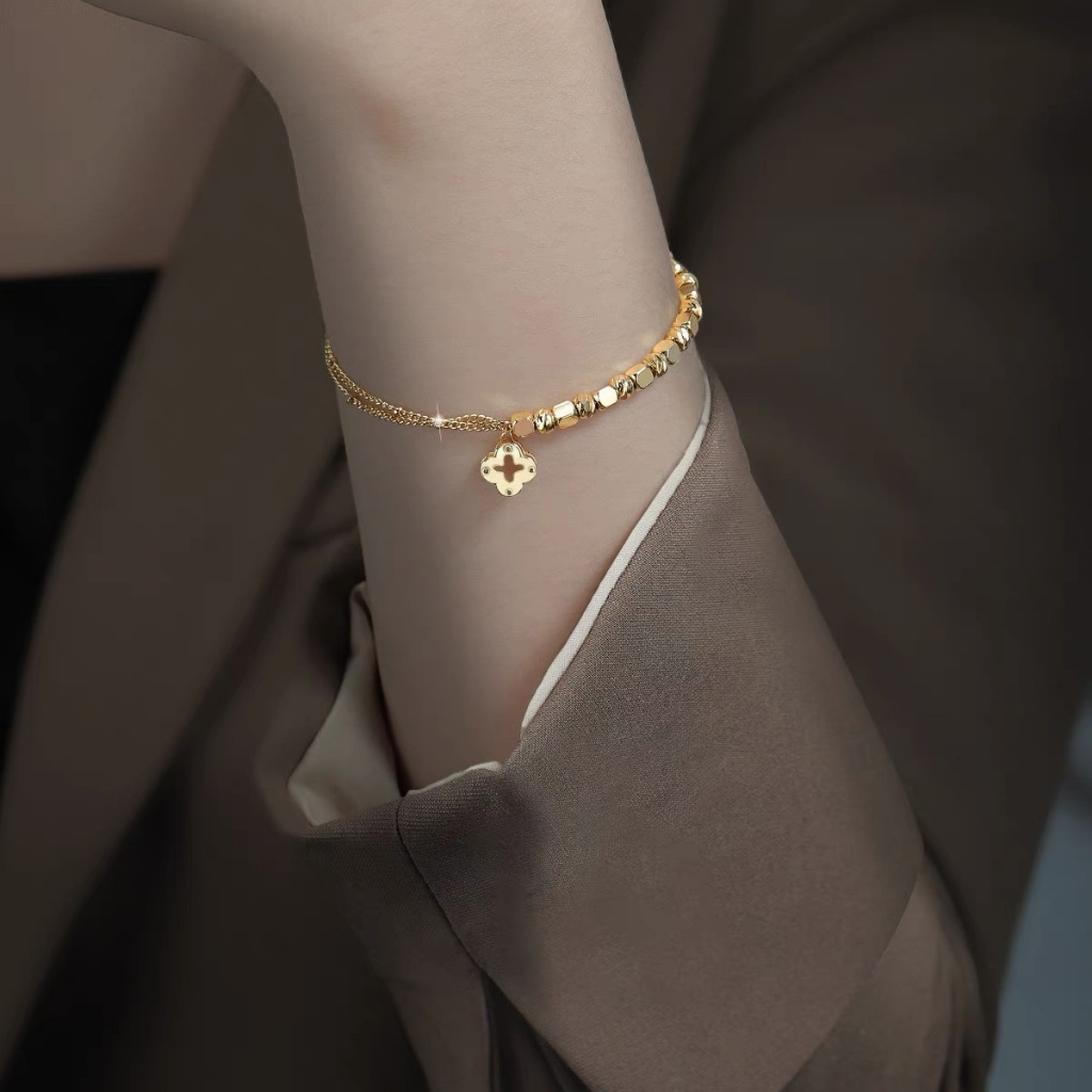 สร้อยข้อมือหักทองดีไซน์โคลเวอร์สี่ใบที่ออกแบบอย่างประณีต เพื่อสไตล์และความหรูหรา