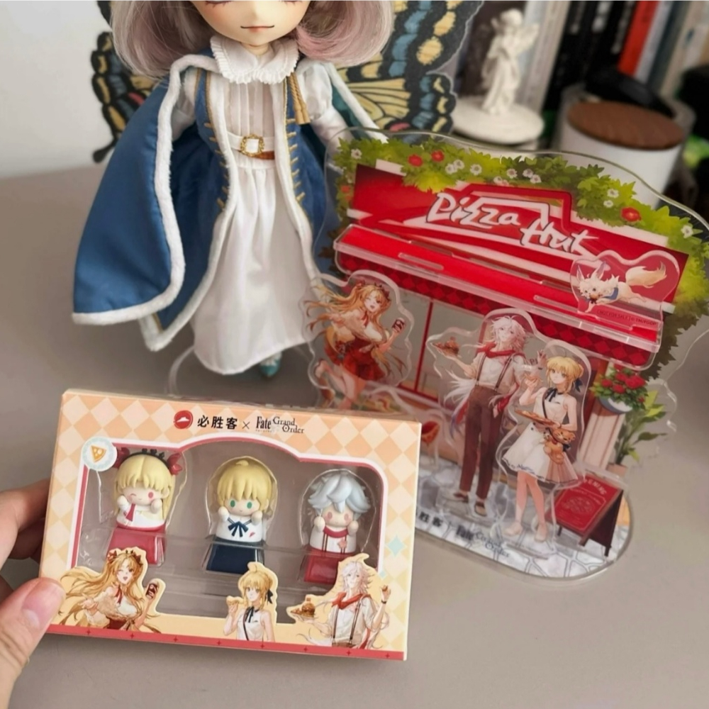 2025 Pizza Hut x FGO Fate/Grand Order ขาตั้งอะคริลิค, กระเป๋าเป้ตุ๊กตาสิงโต, หมวกคีย์บอร์ดของสะสมเกม