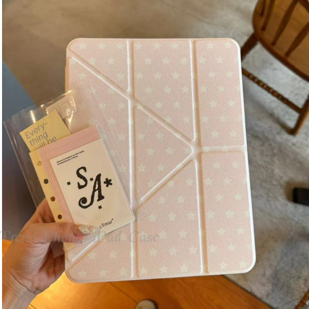 เคส iPad แผ่นแปะด้านข้าง Y พร้อมช่องเสียบปากกาเข้ากันได้กับ iPad 11th 2025 A16 Pro 2022/2021/2020 11 นิ้ว AIR3 10.5 'iPad 10th 2022 10.9' 9th 8th 7th 10.2'AIR5 4 10.9' Generation Pink Star Wings ปลอกหุ้มอะคริลิคขอบนุ่มป้องกันการโค้งงอ