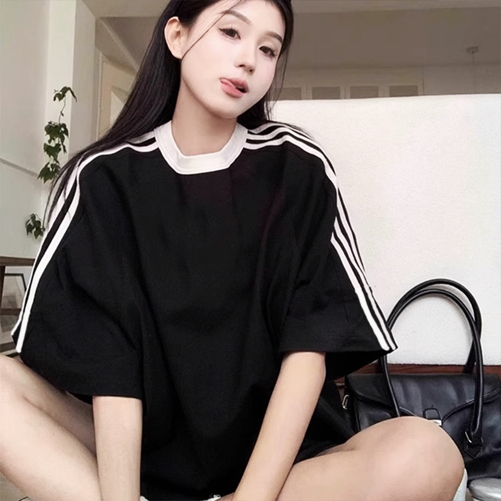 NFV เสื้อยืดแขนสั้นลายแฟชั่น🎀ทรงหลวม เสื้อยืดสีขาวแขนสั้นคอปกดำ ลายแถบสีดำบนแขน ใส่สบาย ผ้าฝ้าย YG0