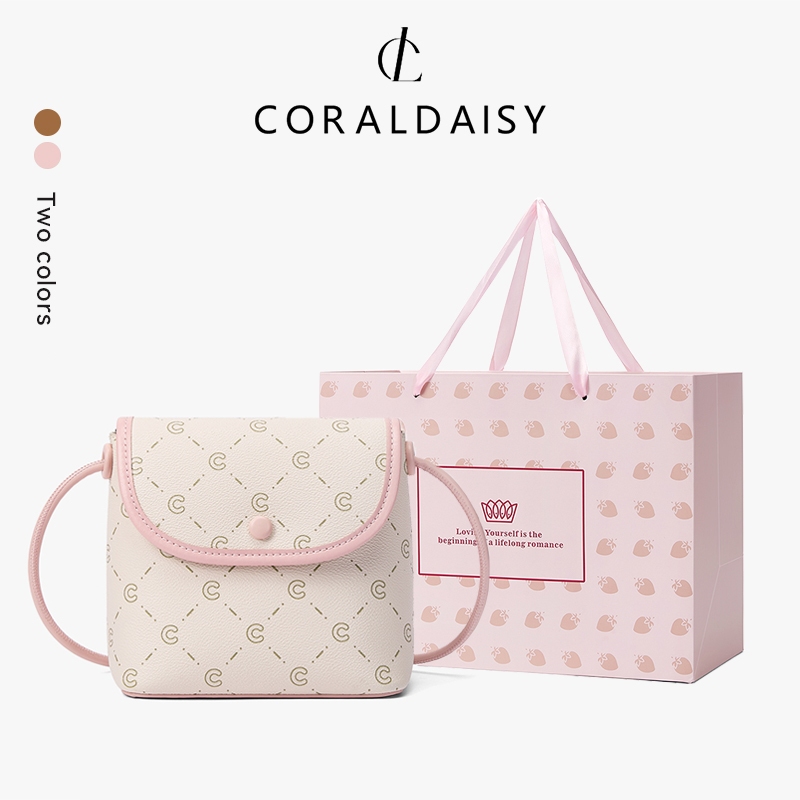 CORALDAISY 2025 ใหม่ กระเป๋าสะพายข้างสุดน่ารัก กระเป๋าผู้หญิง สายสะพายไหล่ยาว กระเป๋าทรงถังใบเล็ก