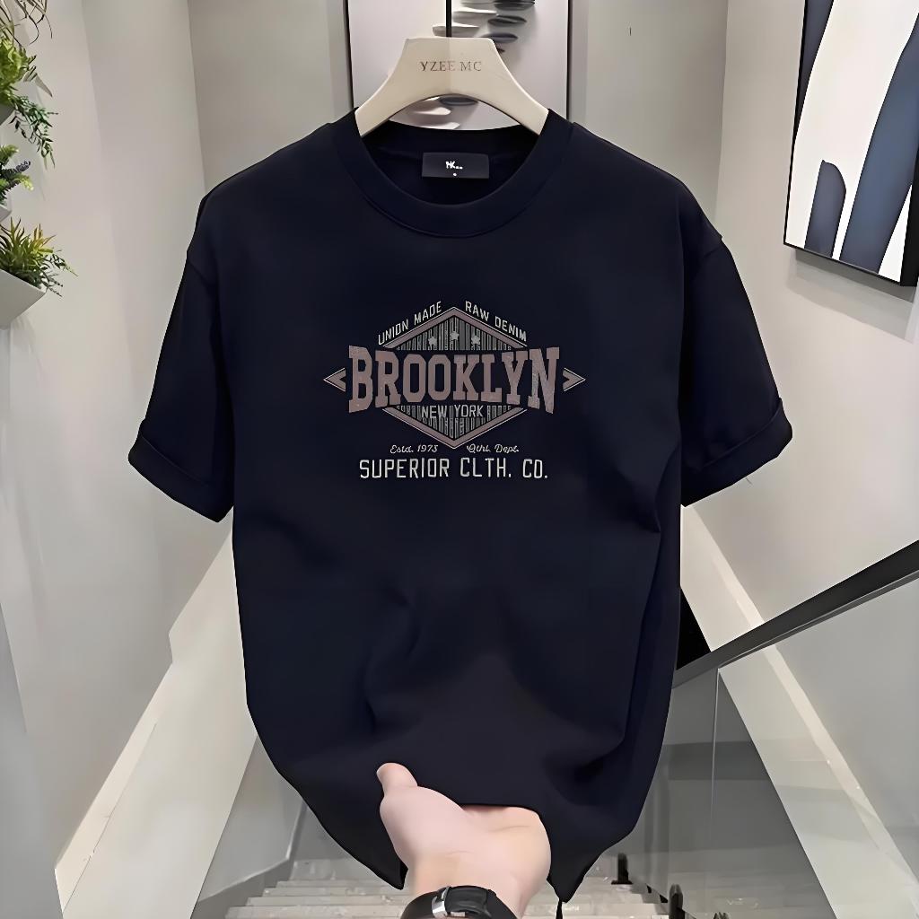 เสื้อยืดแขนสั้นผู้ชาย ทำจากผ้าไหมน้ำแข็ง สวมใส่ง่ายและสบาย มีลายพิมพ์เรียบหรู เหมาะสำหรับฤดูร้อน