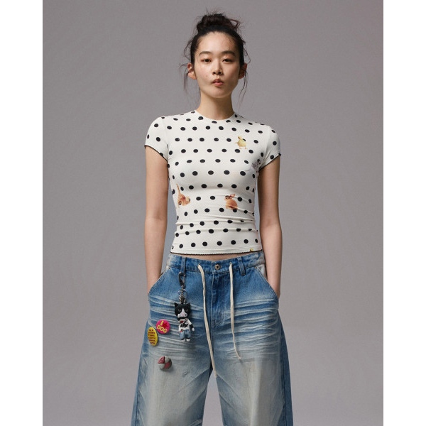 【BANKO】เสื้อยืดแขนสั้นสีขาว ตIGHT-FITTING กับลวดลายพอลกา.Dot พิมพ์รอบคอดูเก๋ในซัมเมอร์