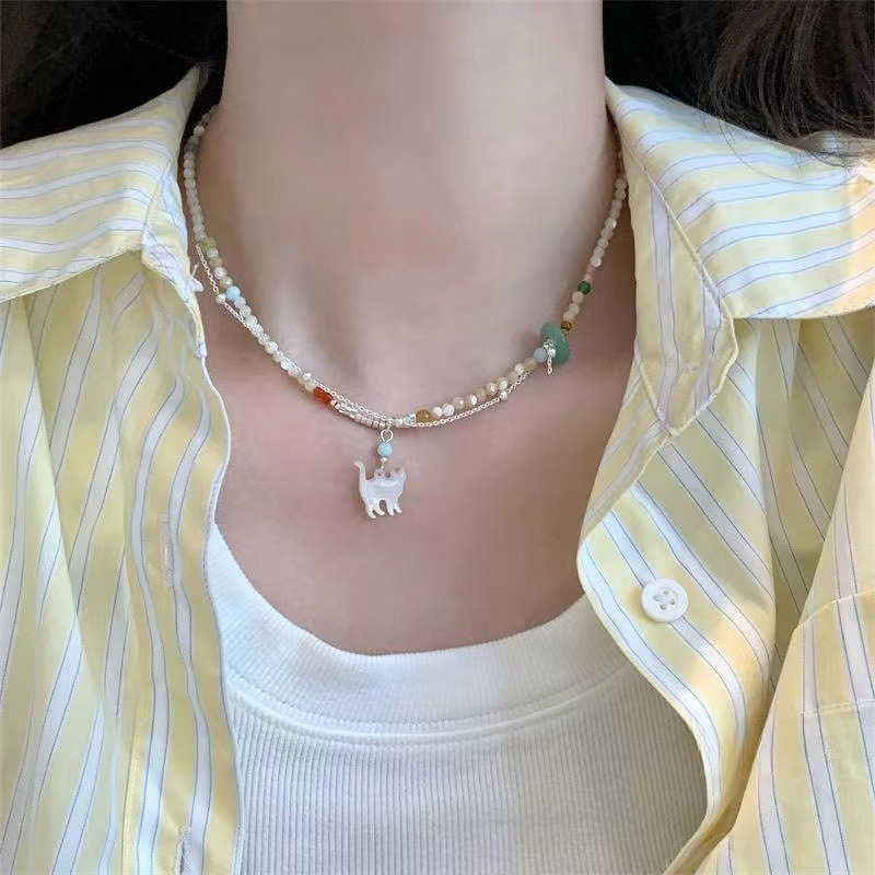 สร้อยคอมีการออกแบบสองชั้นแบบน่ารักๆ พร้อมลูกปัดสีสันสดใส เค้นคอโซ่สไตล์ผู้หญิง เป็นของขวัญพิเศษสำหรับวันสำคัญ