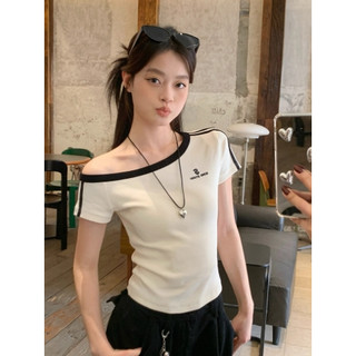 Suitcute เสื้อเปิดไหล่ เสื้อยืดแขนสั้นลายทางไหล่สีแดงผู้หญิงฤดูร้อนบางเฉียบเสื้อครอปปิดไหล่ A136
