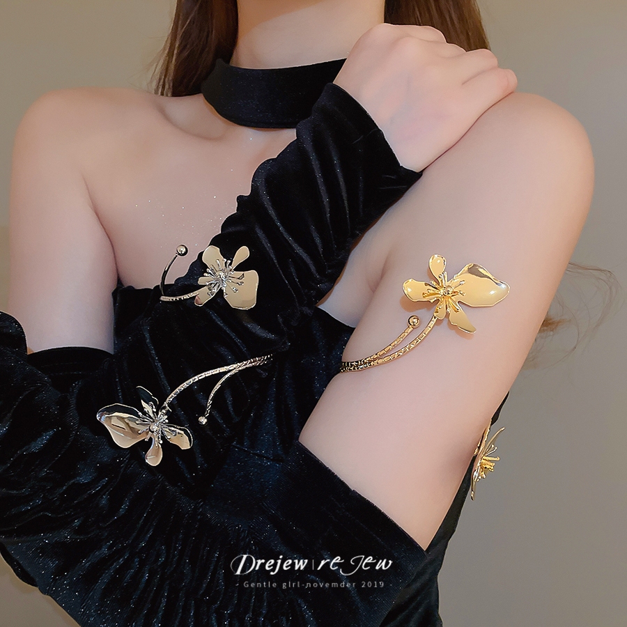 สร้อยข้อมือสไตล์ตะวันตก ออกแบบโลหะลายดอกไม้ สำหรับคนชอบแฟชั่นและเสริมบุคลิก