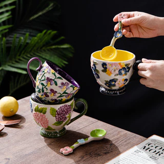 HongDian แก้วมัคเซรามิก ceramic porcelain mug cup พร้อมจานรอง ลายปั้นนูนวาดมือ underglaze ดีไซน์หรูหรา มีหูจับ กันลื่น กันร้อน ปลอดภัยต่ออาหาร ทนความร้อน สีไม่ซีดจาง ใช้กับ microwave oven ได้ ล้างใน dishwasher ได้ ทำความสะอาดง่าย ใช้เป็นแก้วกาแฟ แก้วน้ำ