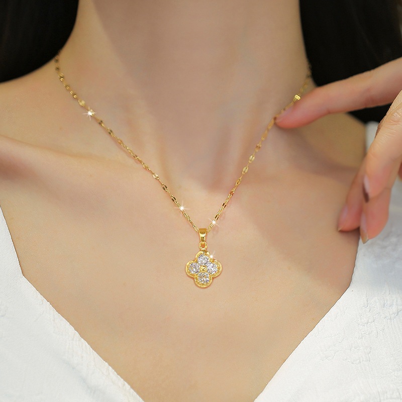 สร้อยคอคลาวิคอล ออกแบบใหม่ ทำจากเหล็กและไทเทเนียม มีลายดอกไม้สี่แฉก การตกแต่งแบบฝังแทรกไฟฟ้าและเคลือบด้วยทองคำ สวยงามหรูหรา