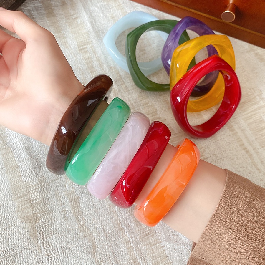 สร้อยข้อมือเรียบง่าย สี่เหลี่ยมย้อมเรซิน อเนกประสงค์และทันสมัย เหมาะสำหรับการสวมใส่อย่างหลากหลายโอกาส