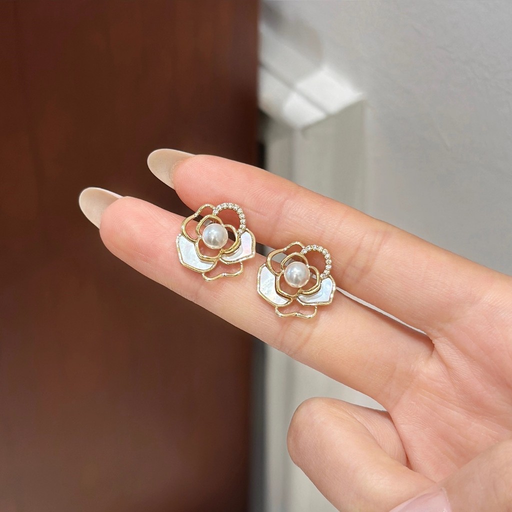 Susan Niche Design Shell Camellia ต่างหูมุกสำหรับหญิง ดีไซน์หรูหราและทันสมัย สไตล์.High-End เหมาะสำหรับโอกาสต่างๆ