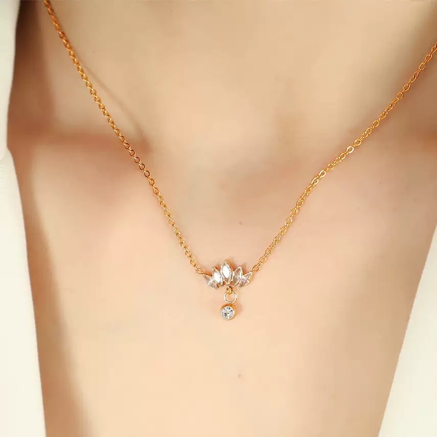 สร้อยคอมงกุฎการออกแบบสไตล์ญี่ปุ่นเกาหลี ฝังเพทายบนตัวเรือนทอง 18K และไทเทเนียม สีสวยคงทน