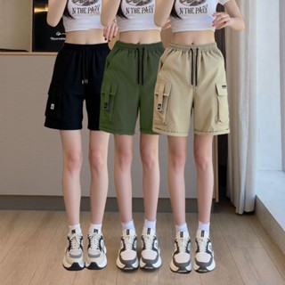 สไตล์มินิมอล มีกระเป๋าใหญ่ด้านข้าง กางเกงขาสั้นสำหรับผู้หญิง…