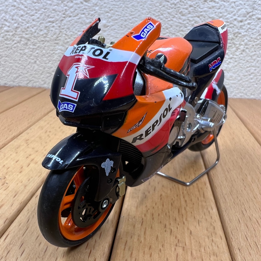 1:18 Honda RC211V รถจักรยานยนต์รุ่น MotoGP ฉากตกแต่งสะสม