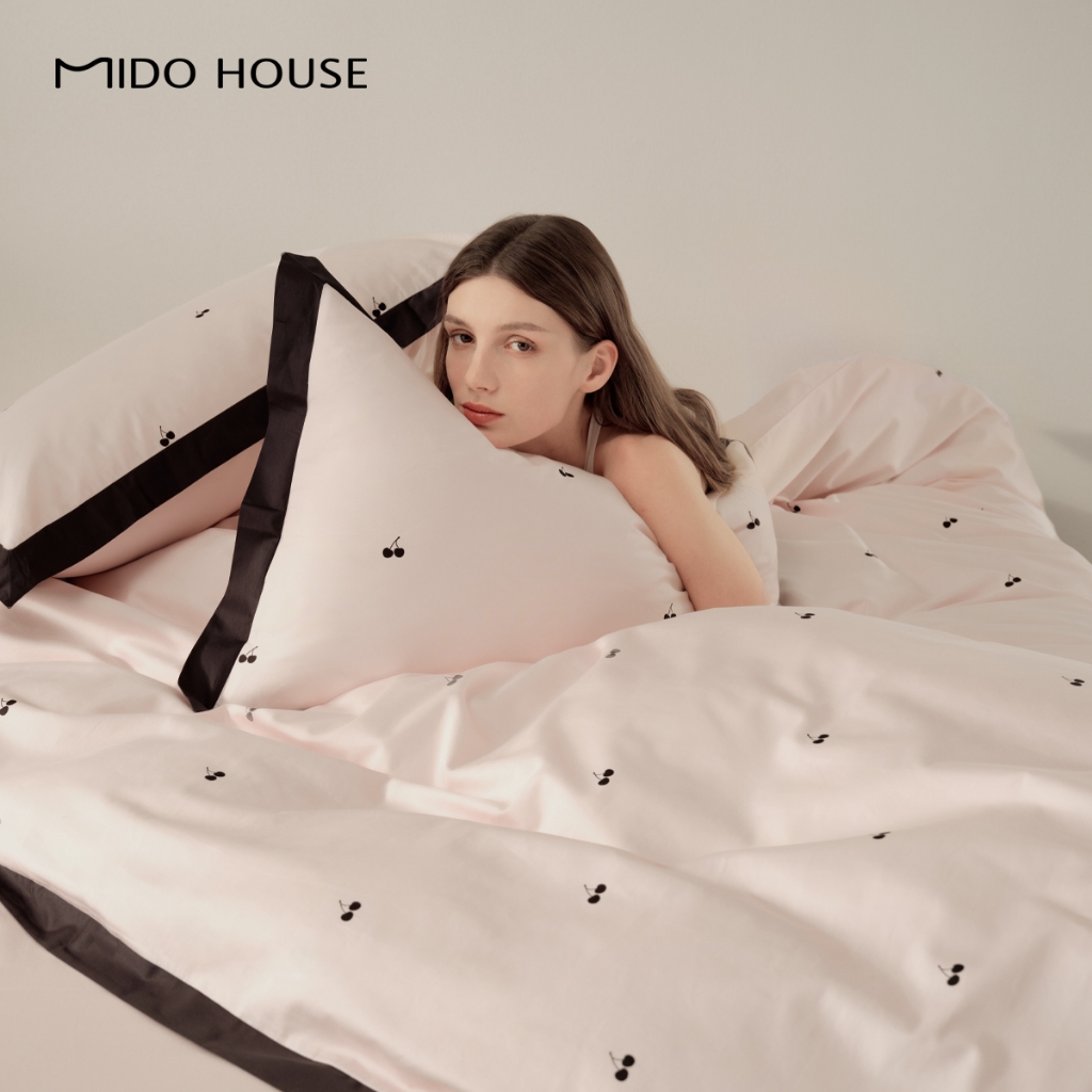 MIDO HOUSE ชุดเครื่องนอน 4 ชิ้น เกรดพรีเมี่ยม ผ้าซาตินผิวมุก 60s ซีรี่ย์ COOLING PRO อัพเกรดระดับลักซ์ชัวรี ไม่ตกสี ซักเครื่องได้ นุ่มละมุน สัมผัสสบาย ชุดประกอบด้วย ปลอกผ้านวม-ผ้าปู-ปลอกหมอน เหมาะกับเตียงขนาด 5/6 ฟุต พร้อมกล่องของขวัญและถุงแพ็คเกจพรีเมี่ย