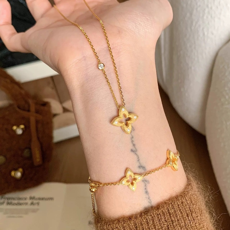 สร้อยคอดอกไม้แบบคลาฟิเคิล สำหรับผู้หญิง ดีไซน์หรูหราพื้นผิวแปรงลายใบไม้สี่แฉก