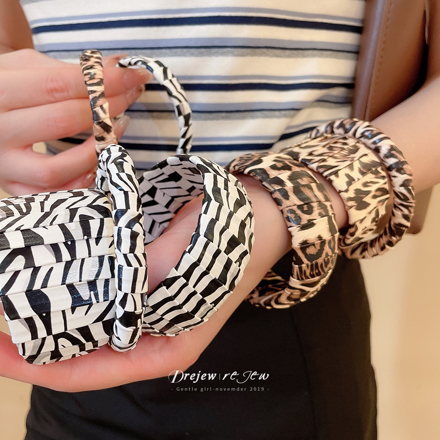 สร้อยข้อมือเปิดฝา พิมพ์ลายเสือดาว ออกแบบมาอย่างสวยงาม มีสไตล์คลาสสิกแต่ทันสมัย ผลิตจากหนังคุณภาพ