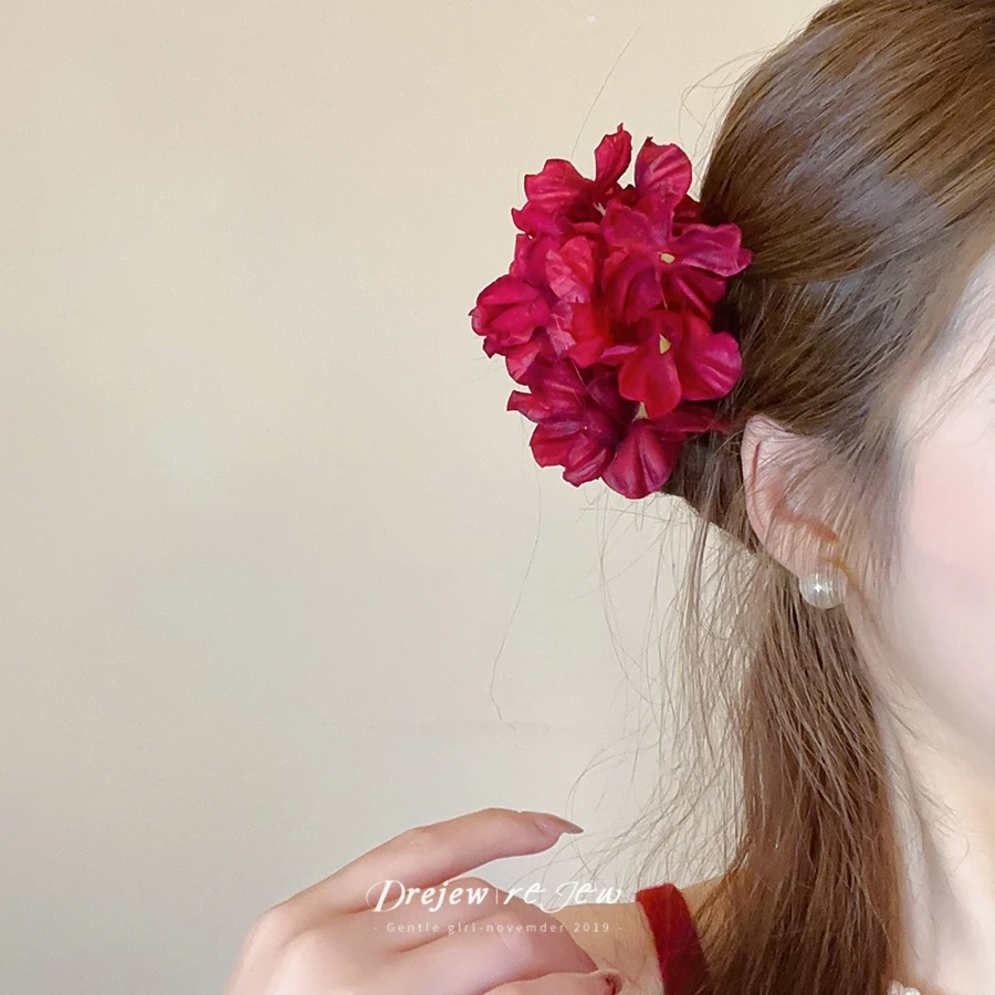 เครื่องประดับผมแบบแฟชั่น พร้อมดอกไม้และผ้ากิ๊บ สไตล์เก๋สำหรับคุณ