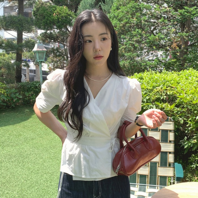 เสื้อเชิ้ตแขนสั้นผู้หญิงคอวีเอวยางยืดดีไซน์เก๋ไก๋สไตล์เกาหลี