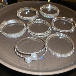 สร้อยข้อมือยืดพร้อมไข่มุกเทียมและเพชรสังเคราะห์ ออกแบบมาในสไ…