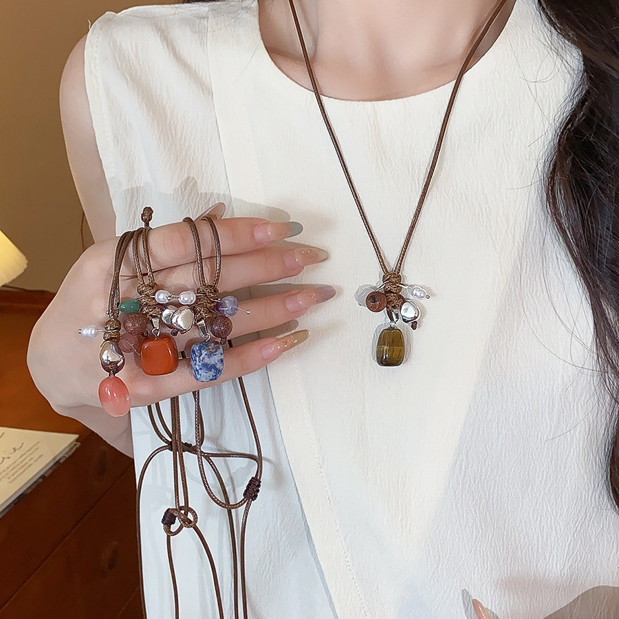 เชือกรัดข้อมือสไตล์จีนแบบใหม่และสร้อยคอนาฬิกาไม้ในสไตล์ชนเผ่า พร้อมโซ่แฟชั่นสำหรับเสื้อกันหนาว สวยงามหรูหรา