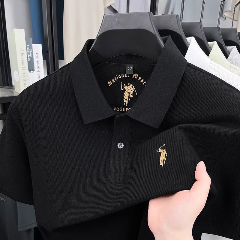 เสื้อโปโลผู้ชายสีโอลิฟ กรีน VOGUE งานปักลายม้าหรูหรา และผ้าคุณภาพดี