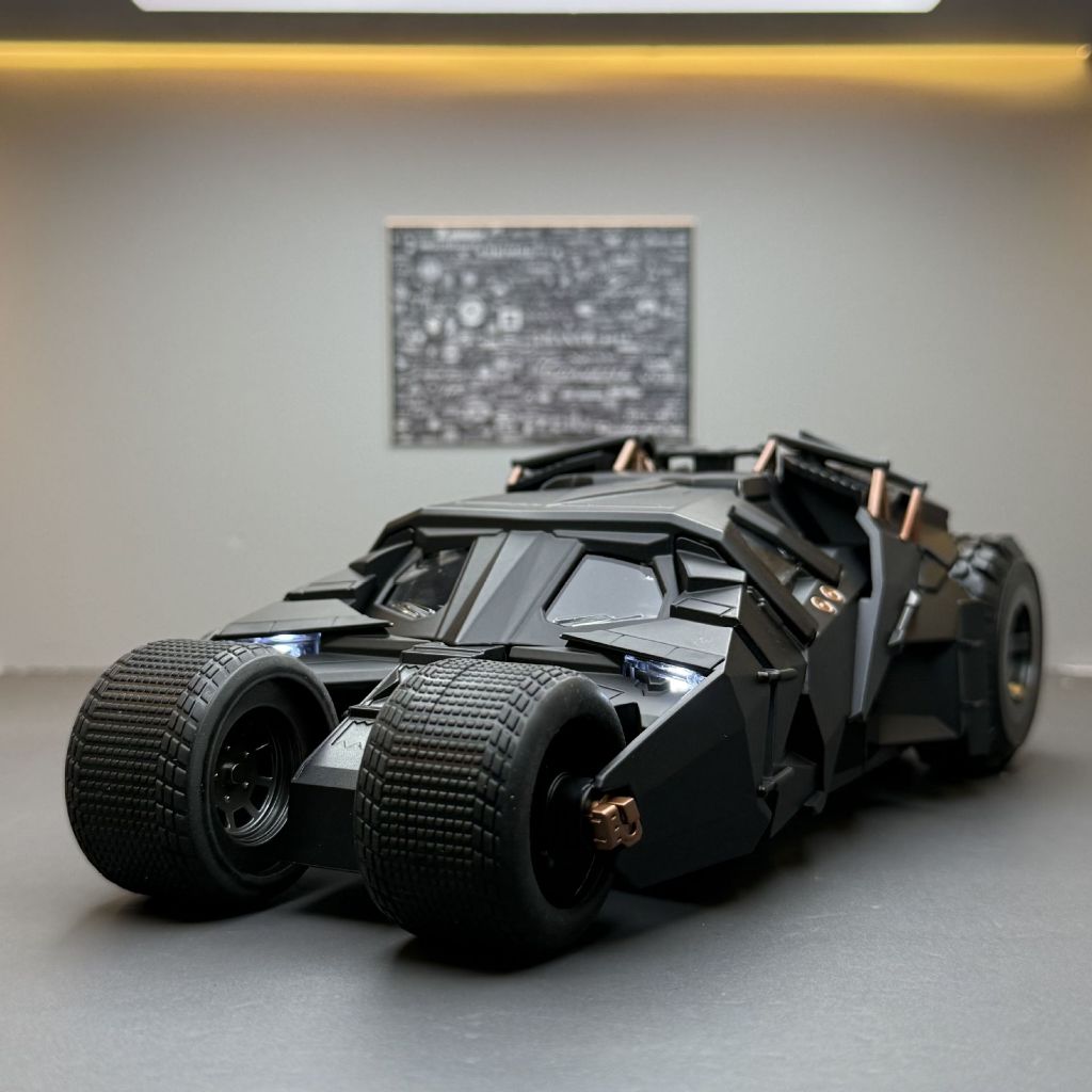 DL 1:24 Dark Knight Batmobileโลหะของเล่นรถDiecastยานพาหนะสําหรับเด็กเด็กจําลองเสียงแสงของขวัญงานอดิเรกคอลเลกชัน
