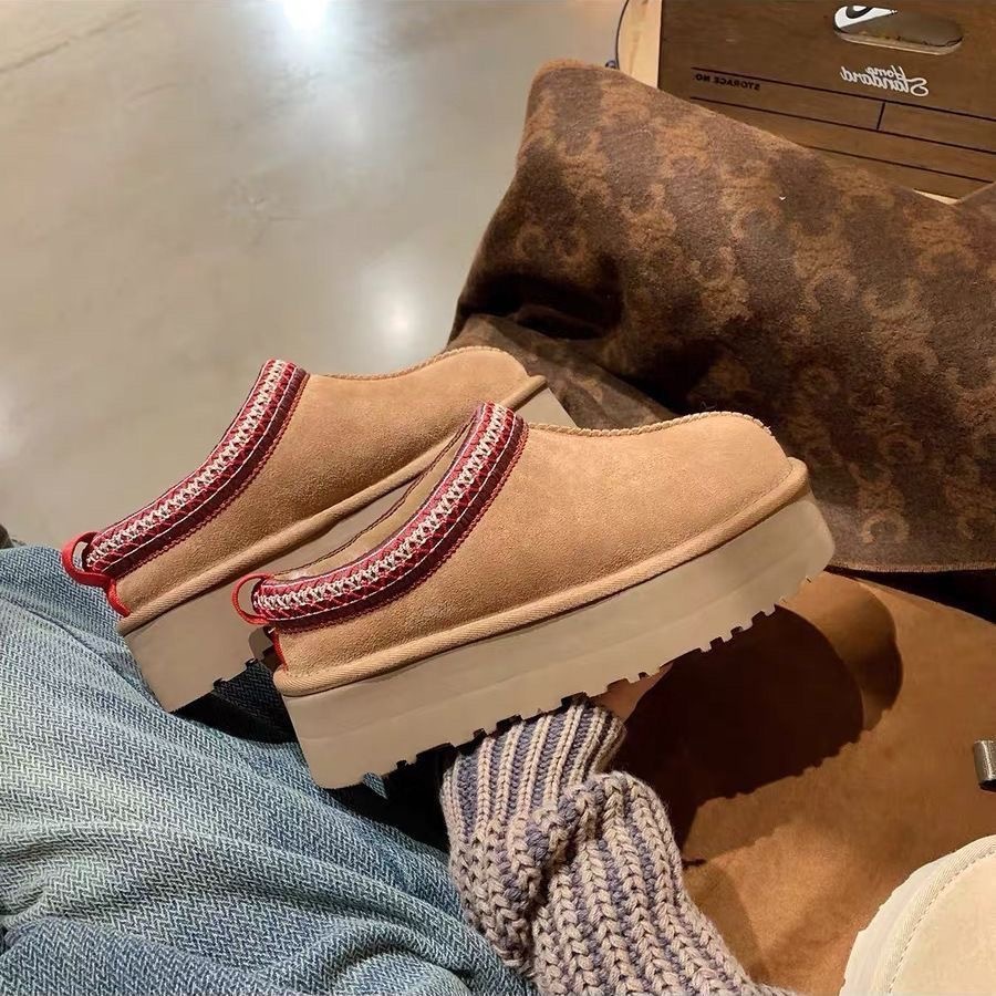 UGG New Classic Boots Plush Snow Boots Bare foot Low Barrel Snow Boots Chestnut