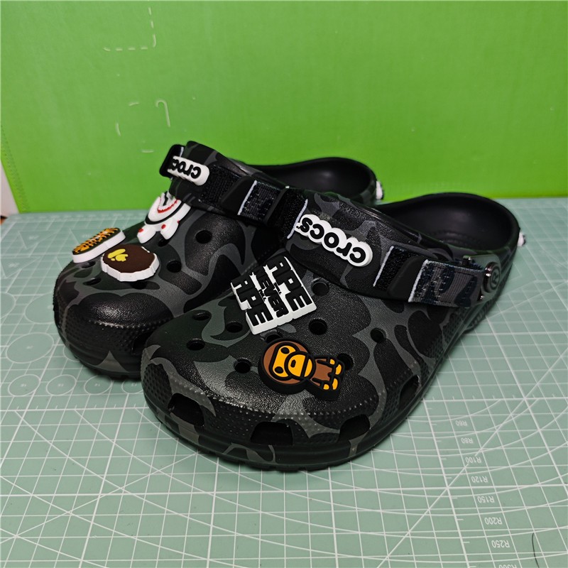 รองเท้าCrocsลายพรางแบบใหม่ ดีไซน์APE-MAN สวมใส่ง่ายและหลากสไตล์