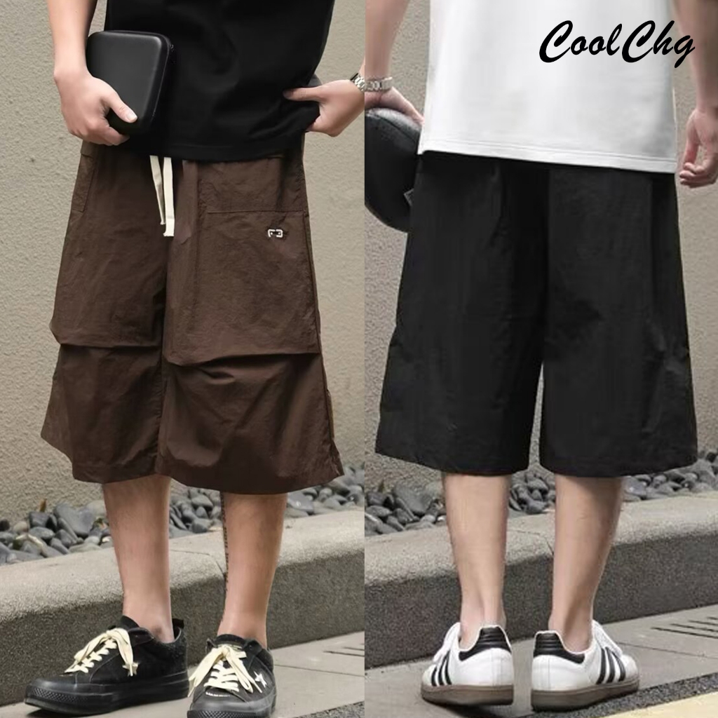 CoolChgกางเกงขาสั้นผู้ชาย ขาสั้น7ส่วน ทรงหลวม เอวยางยืด เย็นสบาย รุ่นผ้าไม่หนา แฟชั่นฤดูร้อน ใส่สบาย สไตล์เกาหลี เหมาะกับทุกรูปร่าง ผ้ายืด มีหลายขนา สุดฮิตแฟชั่น มี2สี