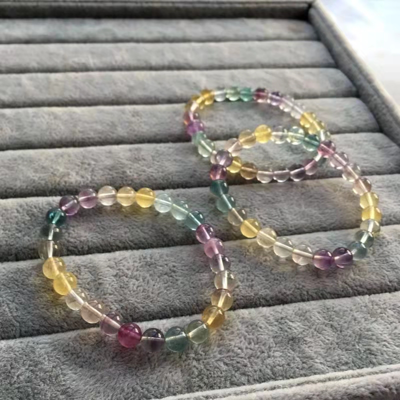 สร้อยข้อมือลูกปัดฟลูออไรต์ธรรมชาติ 7 มม. สีรุ้งงดงามพราว