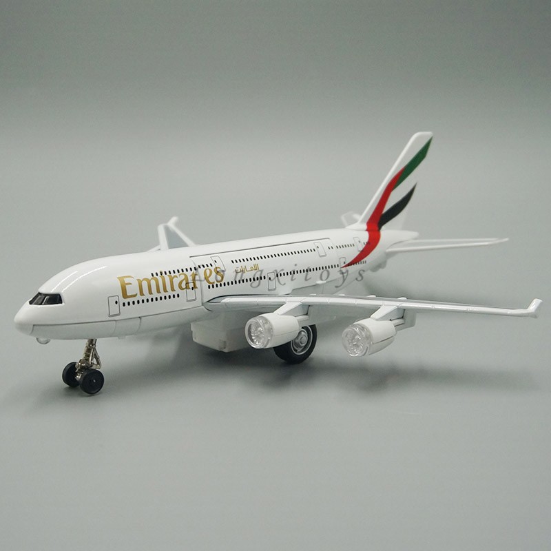 เครื่องบินDiecastรุ่นของเล่นAirbus A380 Emirates Airliner Replica ดึงกลับเสียงและแสง