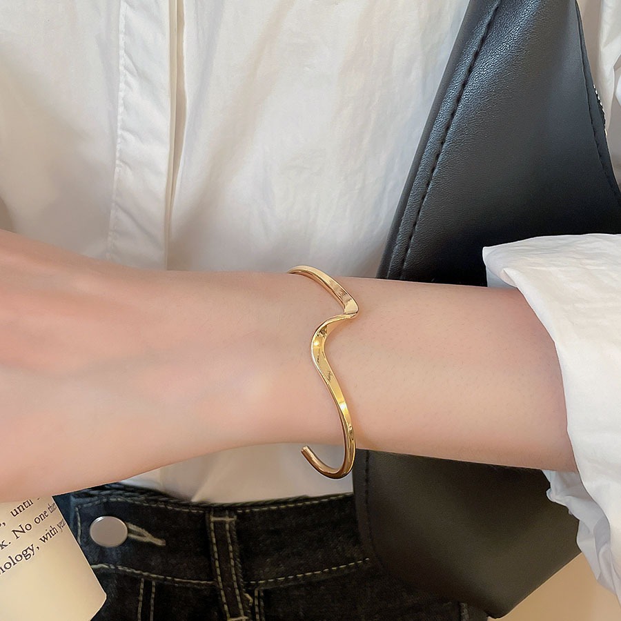 สร้อยข้อมือแบบเปิดบิด สไตล์ยุโรปและอเมริกา มีการออกแบบพิเศษให้สวมใส่ง่าย และเป็นอุปกรณ์เสริมที่หรูหรา