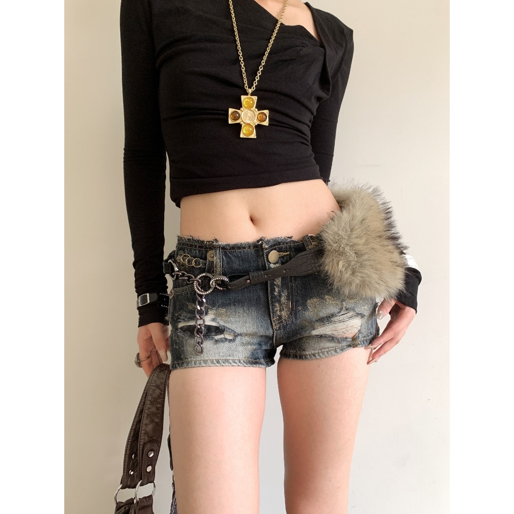 เข็มขัดสุภาพสตรีสไตล์ยุคอเมริกัน Y2K กับกระโปรงกางเกงยีนส์ พร้อมลายเส้นเอเชียและขนสัตว์ แบบเรโทร