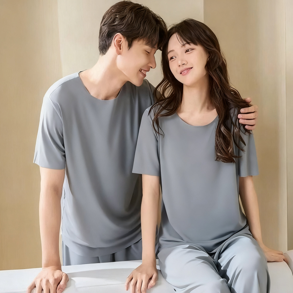 TLHGQ ชุดนอนผู้ชายสไตล์มินิมอลสีทึบ เสื้อยืด + กางเกงขาสั้น ผู้ชายผ้าเย็นสบาย