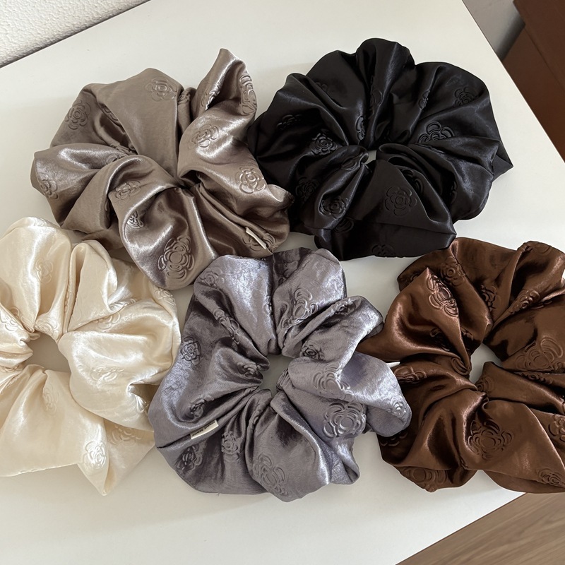 Scrunchies สะท้อนสไตล์เรโทร สร้อยผมลายดอกCamellia จากวัสดุซาติน สวมใส่สบายสำหรับผมหางม้า