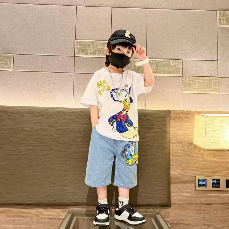 ชุดเด็กสินค้าขายร้อน ต้องซื้อเร็ว! !เด็กชายฤดูร้อนโดนัลด์ดั๊กพิมพ์แขนสั้นเสื้อยืด+กางเกงขาสั้นผ้ายีนส์ชุดสองชิ้นสไตล์ไทยอินเทรนด์เด็กต้องมีเสื้อผ้าเด็กระบายอากาศผิวนุ่มไม