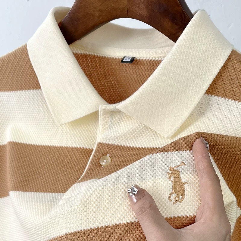 เสื้อโปโลลายทางสีกากีและสีขาว เหมาะสำหรับผู้ชาย ในสไตล์ลำลองฤดูร้อนใหม่ ๆ