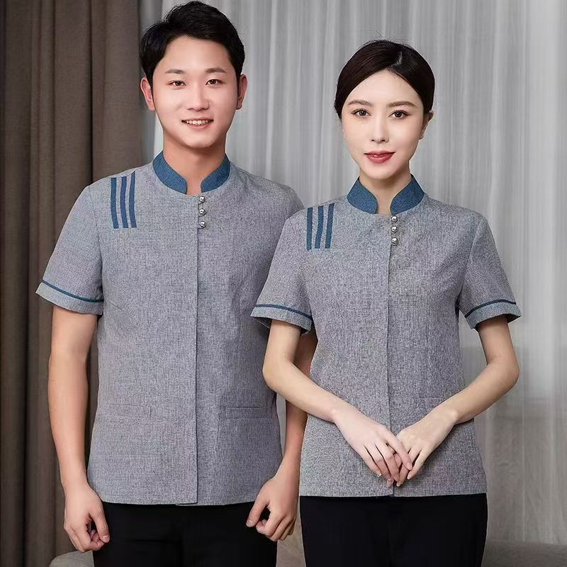 ชุดพยาบาลเสื้อแขนสั้นสำหรับการทำงานในโรงพยาบาลและโรงแรม ออกแบบมาเพื่อให้สวมใส่ง่ายและสะดวกในการเคลื่อนไหว