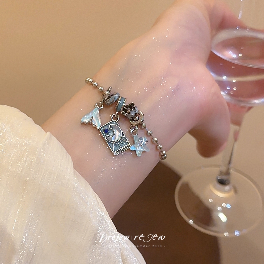 สร้อยข้อมือหางปลามีลวดลายเหมือนดวงจันทร์และดาว สวมได้น่ารักสำหรับทุกวัน และสะท้อนอารมณ์ส่วนบุคคลของคุณ