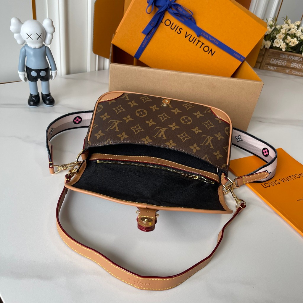 กระเป๋าถือขนาดใหญ่ Baguette Style ของ Diane ขนาด 25.0 x 9.0 x 15.0 ซม.