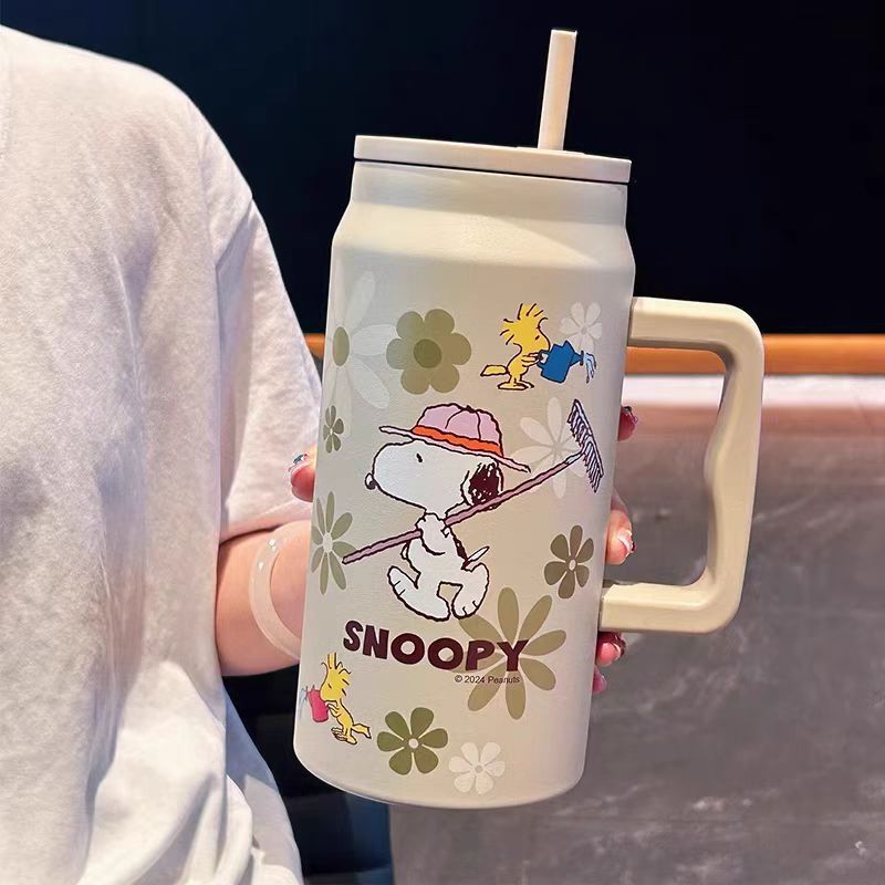 Snoopy แก้วเก็บความเย็น 1500ml พร้อมที่จับและฝาฟางถ้วยแก้วกระติกเก็บความร้อนและเย็นถ้วยน้ำในรถยนต์ข