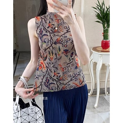 เสื้อกั๊กแขนกุดจีบสำหรับใส่ด้านนอกฤดูร้อน สไตล์ slim-fit ออกแบบมาให้ดูเพรียวและสง่า มีการพิมพ์ลายอยู่บริเวณขอบเสื้อด้านล่าง